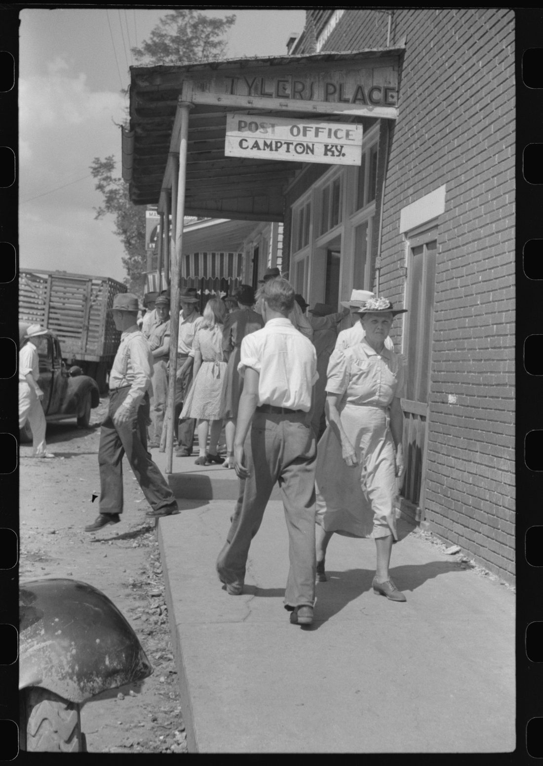 Farmers and townspeole on "Jockey Street" in Campton, Kentucky