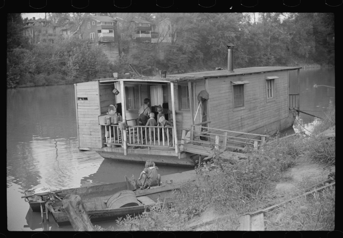 Many families live on riverboats in Charleston, West Virginia